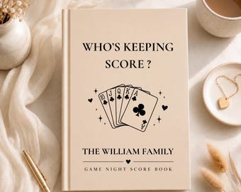 Könnte beinhalten: Ein beigefarbenes Hardcover-Punktbuch mit dem in Schwarz gedruckten Text "WHO'S KEEPING SCORE?" und "THE WILLIAM FAMILY". Das Cover zeigt eine Grafik von fünf Spielkarten mit einem Kreuz-Flush sowie kleinen Herz- und Sternsymbolen.