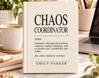 Könnte beinhalten: Ein cremefarbenes Hardcover-Buch mit dem Titel Chaos Coordinator und einer in Schwarz gedruckten Definition. Der Einband lautet: Chaos Coordinator, noun. Someone who turns last-minute requests, endless meetings, and everyone else's problems into a plan. See also: miracle worker. Emily Parker.