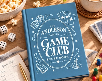 Könnte beinhalten: Ein blaues Hardcover-Punktbuch mit weißem Text The Anderson Family Game Club Score Book, umgeben von Illustrationen von Würfeln, Spielkarten, einem Domino und einer Schachfigur, mit einem goldenen Stift und einem Spielbrett.