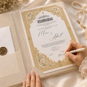 Peut inclure: Un dossier de certificat de mariage couleur crème contenant un document avec des bordures florales dorées et une calligraphie islamique. Le texte indique This agreement is to certify that the marriage of Merve and Ahmet, 20 septembre 2024.