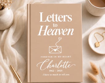 Könnte beinhalten: Ein beigefarbenes Hardcover-Buch mit dem Titel Letters to Heaven, einem weißen Umschlag-Symbol und einem Herz. Der Einband zeigt den Text Forever in My Heart, den Namen Charlotte, die Daten 1962-2025 und den Satz I have so much to tell you.