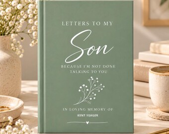 Könnte beinhalten: Ein salbeigrünes Hardcover-Buch mit dem Titel Letters to My Son Because I'm Not Done Talking to You In Loving Memory of Kent Yeager. Der Einband zeigt weißen Text und eine feine Strichzeichnung eines kleinen Blumenzweigs und eines Herzens.