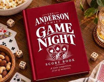 Könnte beinhalten: Ein dunkelrotes Hardcover-Punktbuch mit weißem Text, der THE ANDERSON FAMILY GAME NIGHT SCORE BOOK. A little competition. A lot of memories. lautet. Das Cover zeigt eine grafische Illustration von drei Spielkarten und zwei Würfeln.