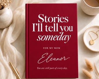 Könnte beinhalten: Ein tiefrotes Hardcover-Buch mit weißem Text, der Stories I'll tell you someday, FOR MY MOM, Eleanor, und You are still part of every day lautet. Der Bucheinband zeigt eine Mischung aus fetter Serifenschrift und eleganter Schreibschrift.