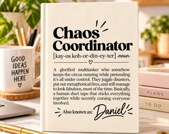 Könnte beinhalten: Ein weißes Hardcover-Buch mit schwarzem Text, der Chaos Coordinator, eine phonetische Aussprache und eine humorvolle Definition enthält. Der Text umfasst zudem den Schriftzug Also known as: Daniel in einer Schreibschrift.