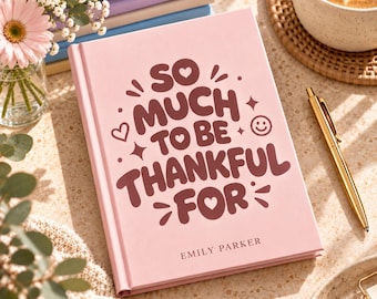 Könnte beinhalten: Ein hellrosa Notizbuch mit festem Einband und dem dunkelbraunen Schriftzug "SO MUCH TO BE THANKFUL FOR" in einer fetten, abgerundeten Schrift, verziert mit kleinen Herz-, Stern- und Smiley-Symbolen sowie dem Namen "EMILY PARKER" unten.