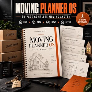 Könnte beinhalten: Ein spiralgebundener Moving Planner OS mit Hausillustration, begleitet von gedruckten Checklisten, einem schwarzen Stift mit der Aufschrift Next Chapter, einem hausförmigen Schlüsselanhänger und einem kleinen orangefarbenen Notizbuch.