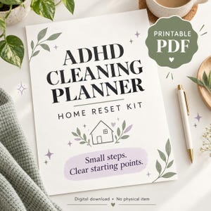 Könnte beinhalten: Ein weißes Blatt Papier mit der Aufschrift ADHD CLEANING PLANNER HOME RESET KIT in schwarzer Schrift. Es zeigt ein kleines Haussymbol, grüne Blätter, violette Sterne und den Text Small steps. Clear starting points. Ein grünes Abzeichen zeigt PRINTABLE PDF.