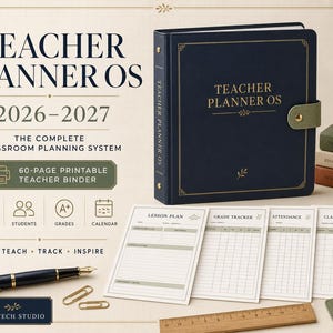 Könnte beinhalten: Ein dunkelblauer Ordner mit der Aufschrift Teacher Planner OS 2026-2027 und einem grünen Riemen, begleitet von vier gedruckten Planungsblättern für Unterricht, Noten, Anwesenheit und Zeitpläne, einem schwarzen Füllfederhalter, zwei Büroklammern und einem Holzlineal.