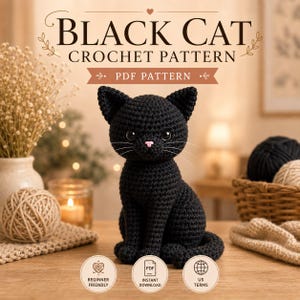 Op de afbeelding: Een haakpatroon voor een zwarte kat als PDF met een gehaakte zwarte kat met puntige oren, zwarte ogen en een roze neus. De tekst luidt BLACK CAT CROCHET PATTERN, PDF PATTERN, BEGINNER FRIENDLY, INSTANT DOWNLOAD, en US TERMS met iconen.