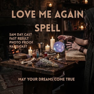 Op de afbeelding: Een houten tafel met een kristallen bol, een open boek, kaarsen, kleine flesjes en gedroogde kruiden. De tekst luidt: LOVE ME AGAIN SPELL, SAM DAY CAST, FAST RESULT, PHOTO PROOF, HAND CAST, MAY YOUR DREAMS COME TRUE. Een persoon in een donkere kapmantel.