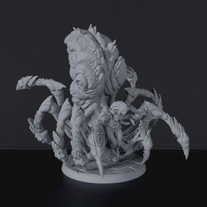 Peut inclure: Une figurine de jeu de plateau en résine grise représentant une grande créature à plusieurs pattes avec une partie supérieure bulbeuse en forme de cerveau et une petite silhouette humanoïde aux dents pointues intégrée à l'avant du corps.