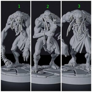 Puede incluir: Tres figuras en miniatura de resina gris de una criatura humanoide encorvada y musculosa con orejas puntiagudas, cabello trenzado y un taparrabos. Las figuras se alzan sobre bases circulares de piedra, una sostiene una columna vertebral y otra un hueso.