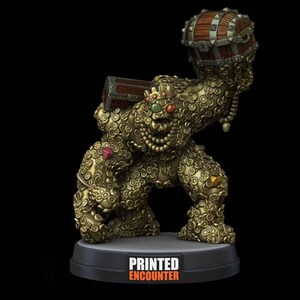 Op de afbeelding: Een goudkleurig wezenfiguur bedekt met munttexturen, met een kroon en ketting, die een houten kist boven het hoofd houdt, met een andere kist op de rug. De basis bevat de tekst PRINTED ENCOUNTER in het wit en oranje.