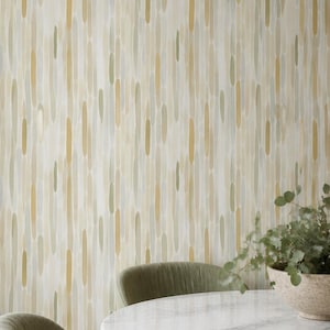 Könnte beinhalten: Tapete mit einem vertikalen Muster aus länglichen, abgerundeten Pinselstrichen in gedämpftem Salbeigrün, sanftem Gelb und Creme. Das Design erzeugt eine rhythmische, abstrakte Textur auf der Wandoberfläche mit unterschiedlichen Farbdichten.