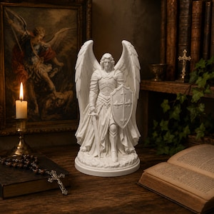Puede incluir: Una estatua blanca de un ángel con armadura sobre una base circular. La figura tiene grandes alas emplumadas, sostiene una espada en la mano derecha y lleva un escudo con un emblema de cruz en la mano izquierda. La escultura muestra armadura detallada.