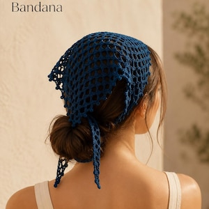 Może przedstawiać: Ciemnoniebieska szydełkowa bandana z ażurowym wzorem siateczki, wiązana z tyłu na dwa cienkie, pasujące sznurki. Tekst "Crochet Bandana" jest nadrukowany w lewym górnym rogu obrazu prostą czarną czcionką.