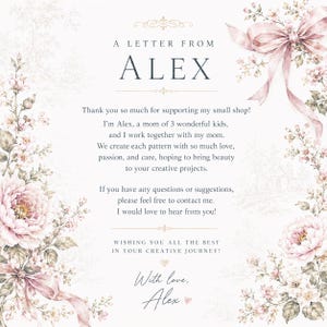 K&ouml;nnte beinhalten: Eine wei&szlig;e Karte mit einem Blumenrand aus rosa Bl&uuml;ten und Schleifen. Der Text lautet: A LETTER FROM ALEX. Thank you so much for supporting my small shop! I'm Alex, a mom of 3 wonderful kids, and I work together with my mom. Wishing you all the best in your creative journey! With love, Alex.