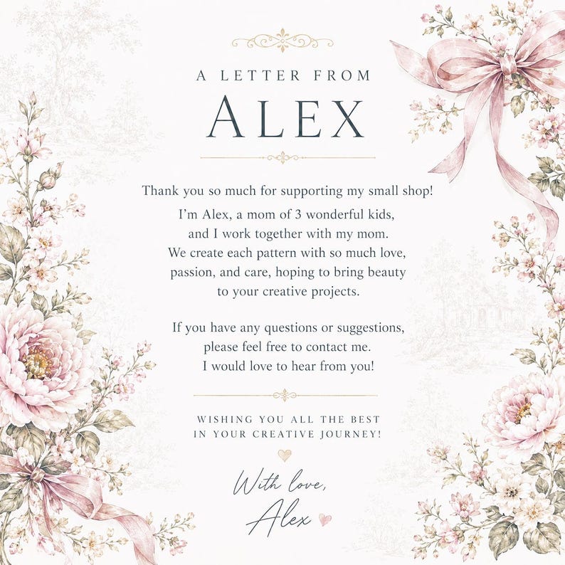 K&ouml;nnte beinhalten: Eine wei&szlig;e Karte mit einem Blumenrand aus rosa Bl&uuml;ten und Schleifen. Der Text lautet: A LETTER FROM ALEX. Thank you so much for supporting my small shop! I'm Alex, a mom of 3 wonderful kids, and I work together with my mom. Wishing you all the best in your creative journey! With love, Alex.