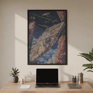 Puede incluir: Una impresión de arte mural rectangular enmarcada que presenta una ilustración detallada de una nave espacial circular volando a través de un campo de asteroides rocosos. La escena incluye rayos láser verdes y naves más pequeñas.