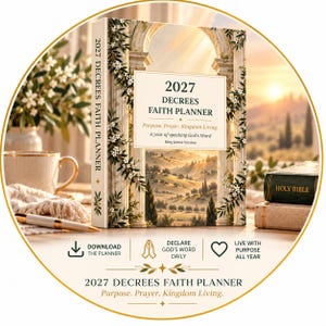 Könnte beinhalten: Ein 2027 Decrees Faith Planner mit weißem Einband, verziert mit einem Torbogen, Olivenzweigen und einer Landschaftsillustration. Der Text lautet 2027 Decrees Faith Planner, Purpose, Prayer, Kingdom Living, A year of speaking God's Word.
