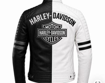 Peut inclure: Une veste en cuir bicolore noir et blanc avec le logo et le texte Harley-Davidson au dos. Le modèle présente des empiècements d'épaules matelassés, deux bandes horizontales sur chaque manche et des boucles latérales réglables à la taille.