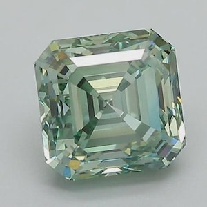 Könnte beinhalten: Ein quadratisch geschliffener Edelstein mit einem hellen mintgrünen Farbton und einer facettierten Oberfläche. Der Stein weist ein Treppenschliff-Muster mit mehreren geometrischen Facetten auf, die das Licht reflektieren und für ein klares Aussehen sorgen.