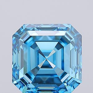 Può includere: Una pietra preziosa a taglio quadrato di un vivido colore azzurro con una superficie sfaccettata. La pietra presenta una disposizione simmetrica di sfaccettature geometriche che creano un motivo nitido e chiaro dal centro ai bordi.