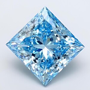 Könnte beinhalten: Ein Edelstein im Prinzessschliff mit leuchtend hellblauer Farbe und einer stark facettierten Oberfläche. Der quadratische Stein zeigt komplexe geometrische Muster und scharfe Kanten, die das Licht mit vielen hellweißen und tiefblauen Reflexen brechen.