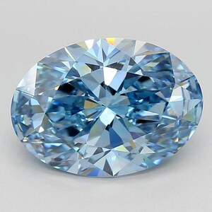 Könnte beinhalten: Ein oval geschliffener Edelstein in hellblauer Farbe mit facettierter Oberfläche. Der Stein weist zahlreiche dreieckige und rautenförmige Facetten auf, die das Licht reflektieren und ein brillantes, funkelndes Aussehen mit verschiedenen Blautönen erzeugen.