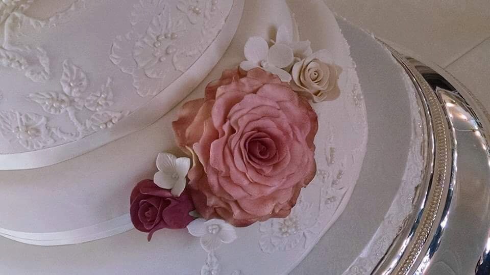 3 Edible ROSES with Green LEAVES / any color / Gum paste | Etsy