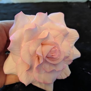 3 Edible veined Ombre ROSES and leaves /Gum paste/ Any color/sugar flower/wedding cake decoration /cake topper