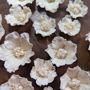 18 Edible IVORY RUFFLE Flowers 1.0", 1.25", 1.5"  with beautiful pearl centers/Cake decoration/ sugar flowers /wedding /anniversary