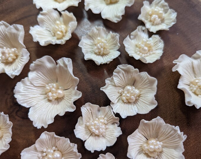 18 Edible IVORY RUFFLE Flowers 1.0