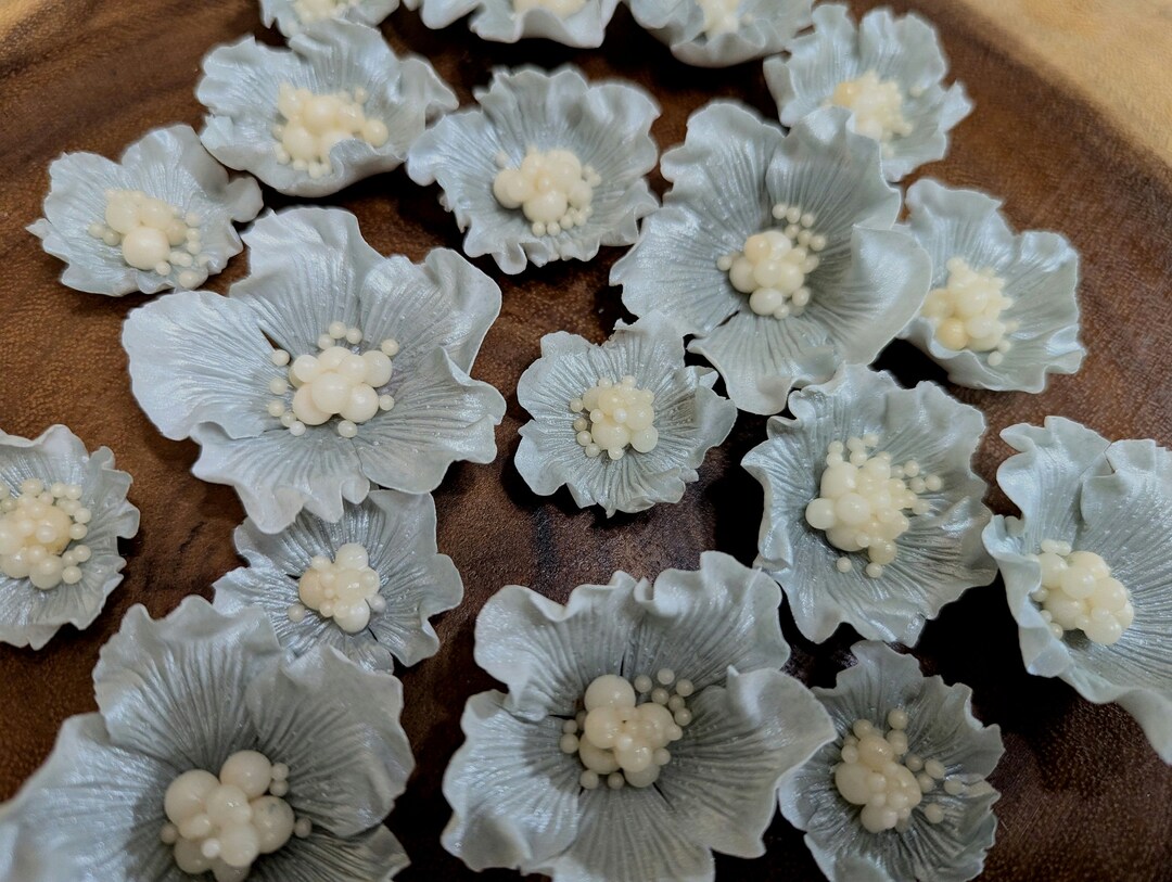 18 Edible Silver RUFFLE Flowers 1.0