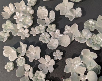 24 Edible various flowers/various sizes/any color / Gum Paste / fondant flowers / sugar flowers / cake decorations / cake or cupcake topper