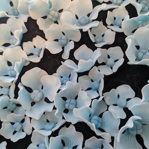 48 Edible HYDRANGEA Flowers baby blue / any color / Gum Paste / fondant /sugar flower / cake or cupcake decoration or toppers