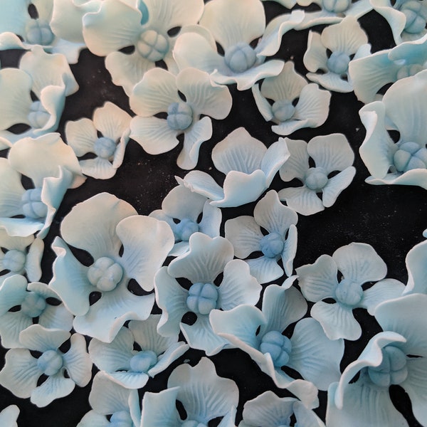24 Edible HYDRANGEA Flowers baby blue / any color / Gum Paste / fondant /sugar flower / cake or cupcake decoration or toppers