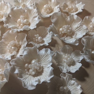 18 Edible RUFFLE Flowers 1.0&quot;, 1.25&quot;, 1.5&quot;  with beautiful pearl centers/ any color / Cake decoration / sugar flowers / wedding /anniversary