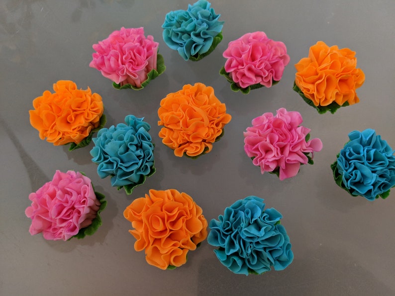24 Edible marigolds / gum paste / fondant flowers / sugar Etsy