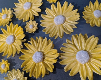 24 Edible DAISY / Variety sizes / gum paste / fondant flowers / sugar flowers / cake or cupcake decorations / cake or cupcake topper