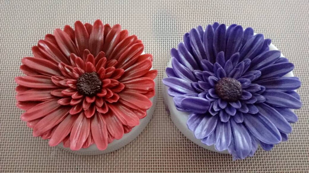 6 Edible GERBERA DAISIES Gum Paste/fondant / Sugar Flowers / Cake