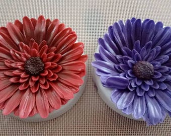 6 Edible GERBERA DAISIES gum paste/fondant / sugar flowers / cake decorations or cupcake topper