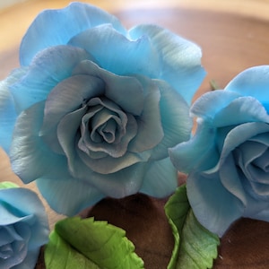 Edible veined sky blue ROSES and leaves /Gum paste/ Any color/sugar flower/wedding cake decoration /cake topper