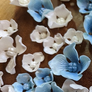 Edible HYDRANGEA Flowers baby blue and white mixture / Gum Paste / fondant /sugar flower / cake or cupcake decoration or toppers
