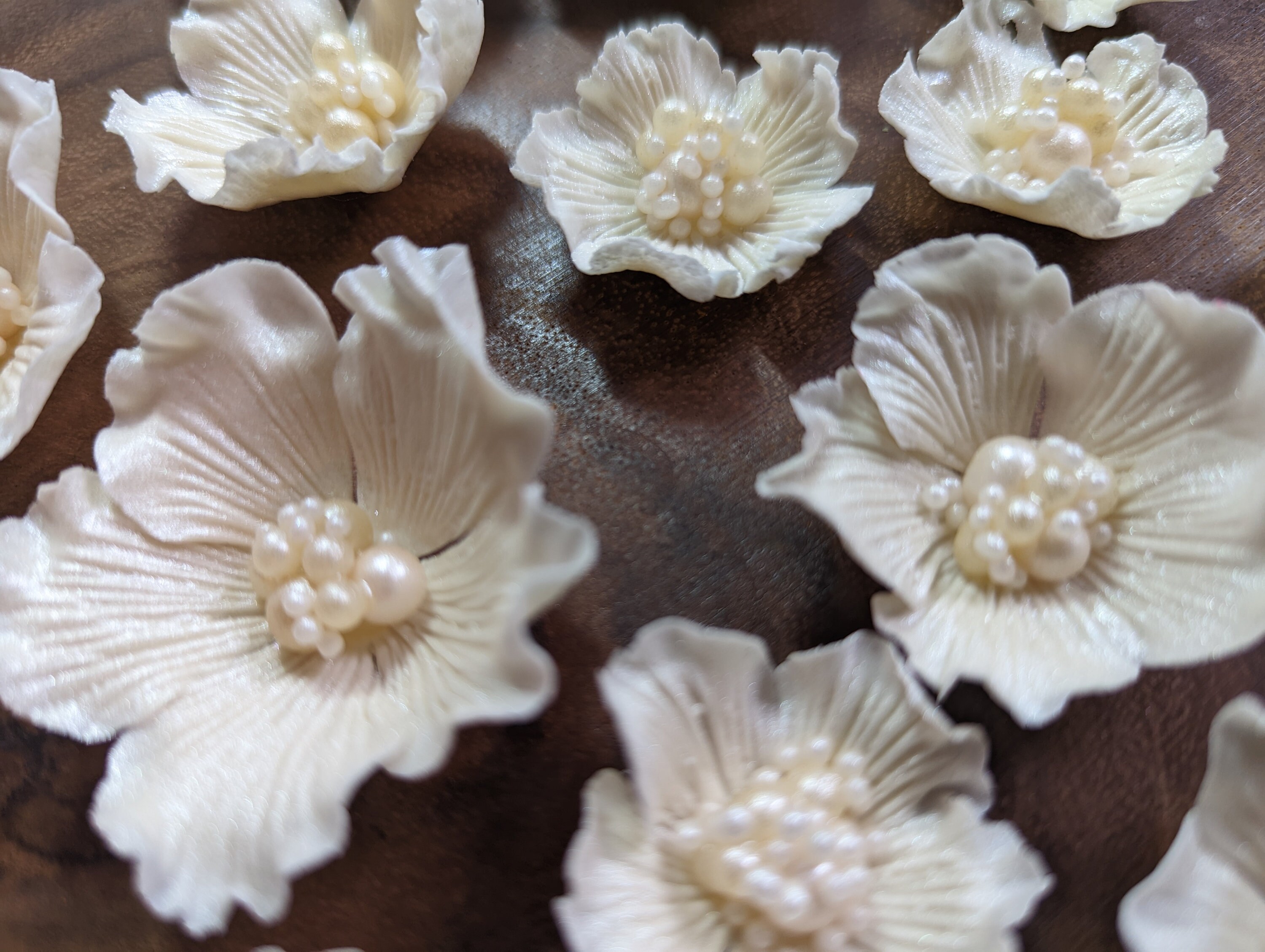 18 Edible IVORY RUFFLE Flowers 1.0