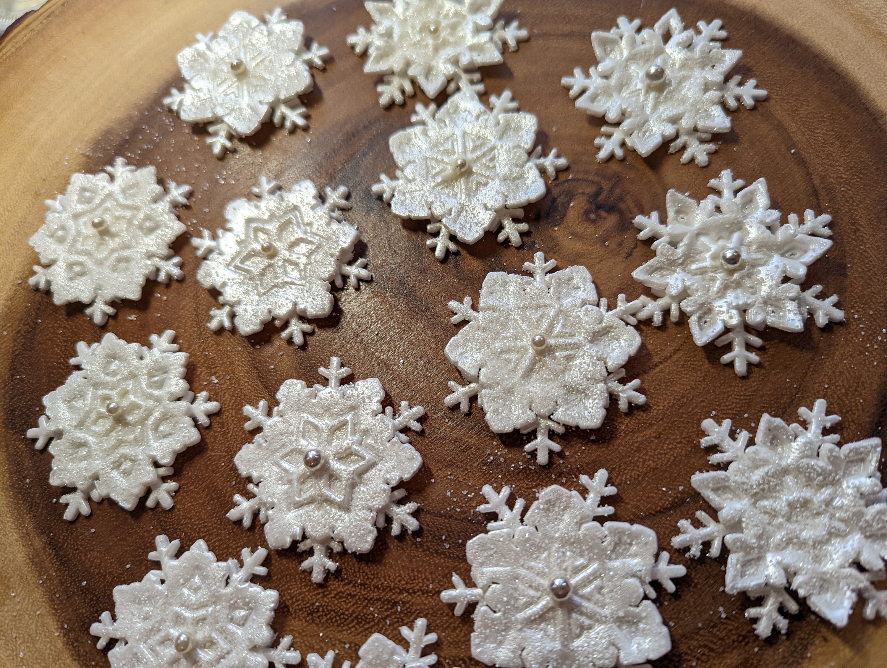 12 Edible Snowflakes / Sparkly / any color /sugar / gum