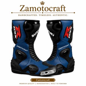 Puede incluir: Un par de botas de carreras para motocicleta en azul y negro con el logotipo de Suzuki, letras rojas GSX y deslizadores de punta plateados. Las botas incluyen paneles flexibles tipo acordeón, inserciones protectoras y el nombre Zamotocraft.