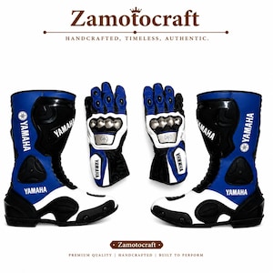 Puede incluir: Un par de botas y guantes de moto en azul, blanco y negro con el logotipo de Yamaha. Las botas tienen paneles negros protectores y detalles en blanco. Los guantes incluyen protectores de nudillos de metal y detalles en azul y blanco.
