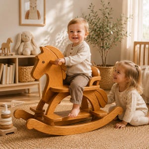 Pode incluir: Um cavalo de balanço de madeira castanho-claro com uma base curva, um assento e uma pega. O cavalo apresenta um acabamento liso e um design simples. Está posicionado sobre um tapete texturado, servindo como brinquedo para sentar e balançar.